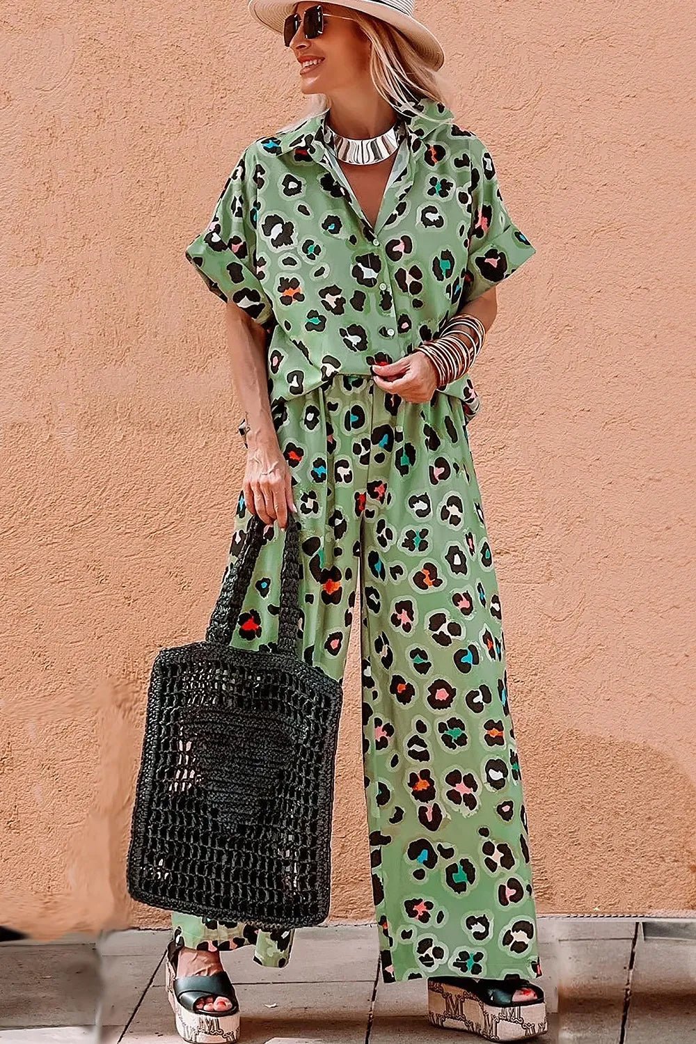 Set mit Leopardenmuster: Oberteil mit Kragen und Hose - Livezo