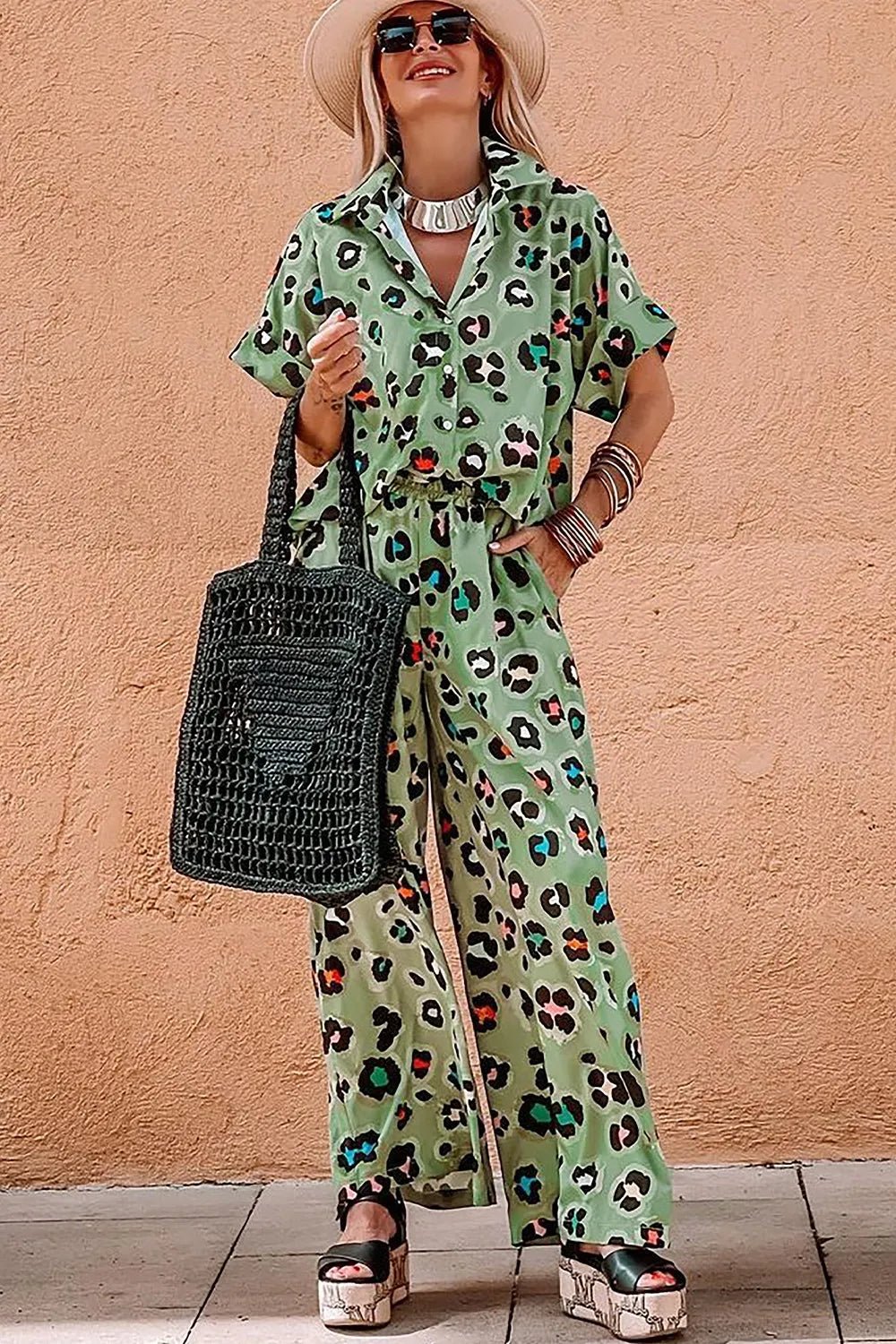Set mit Leopardenmuster: Oberteil mit Kragen und Hose - Livezo