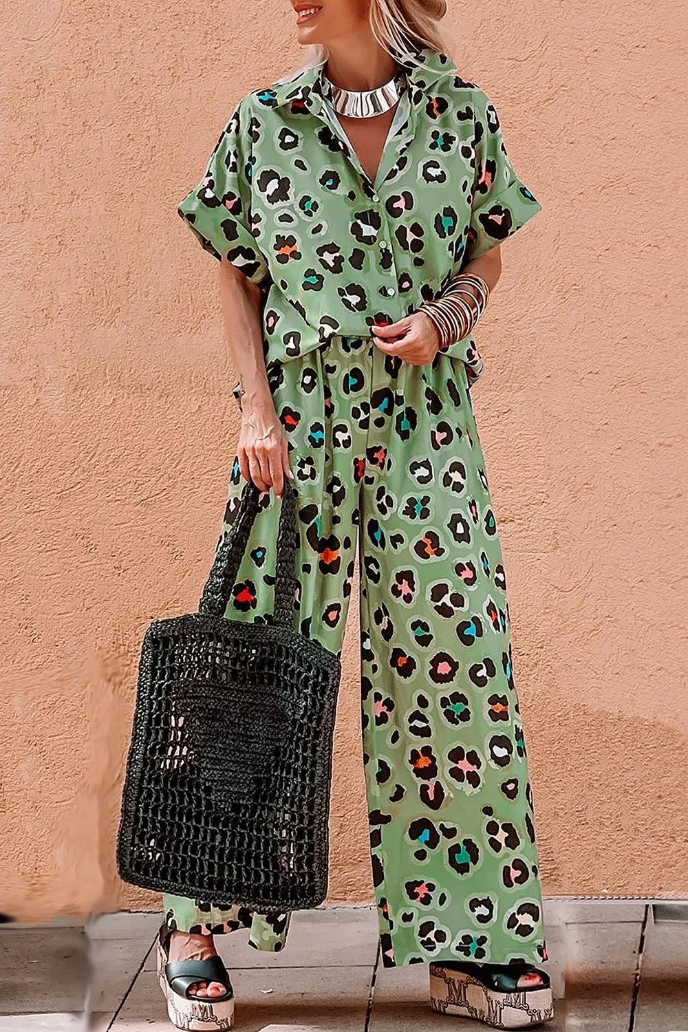 Set mit Leopardenmuster: Oberteil mit Kragen und Hose - Livezo