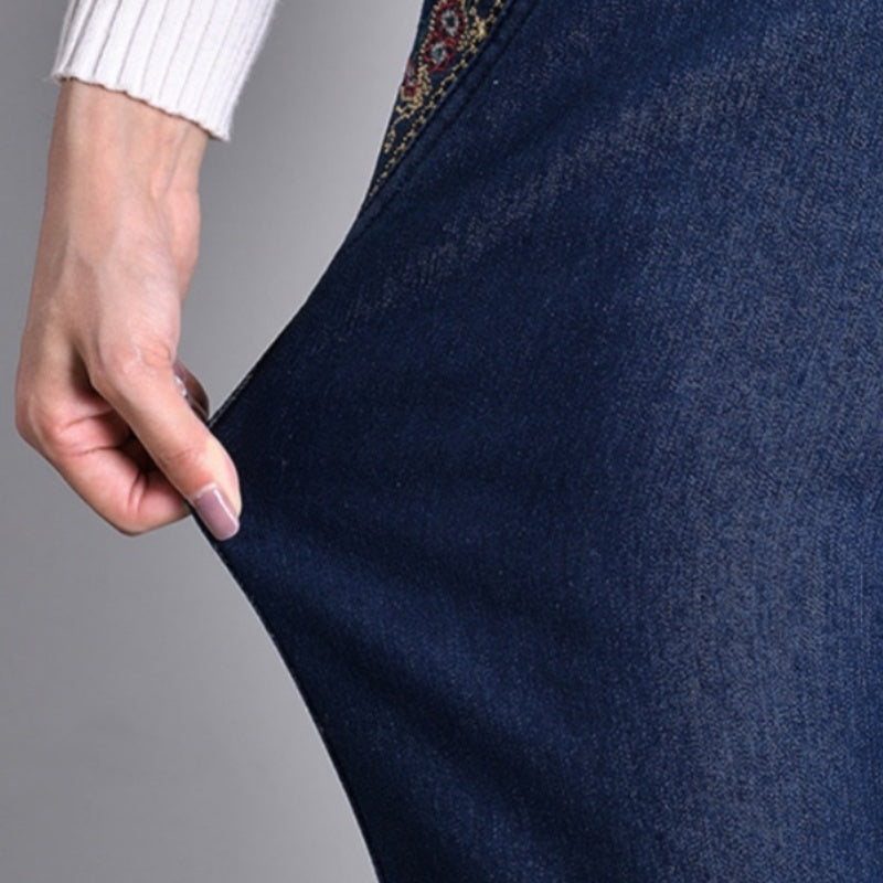 Damen-Jeans mit Seitentaschen und komplett elastischem Bund