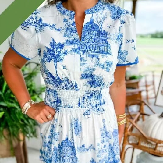 Damenkleid im ethnischen Stil mit Blumenmuster