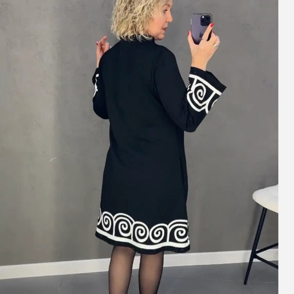 Abstrakt gemustertes Langarmkleid