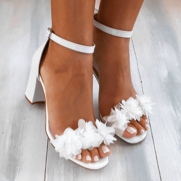 Weiße offene Sandalen mit Blumenmuster und Knöchelriemen - Livezo